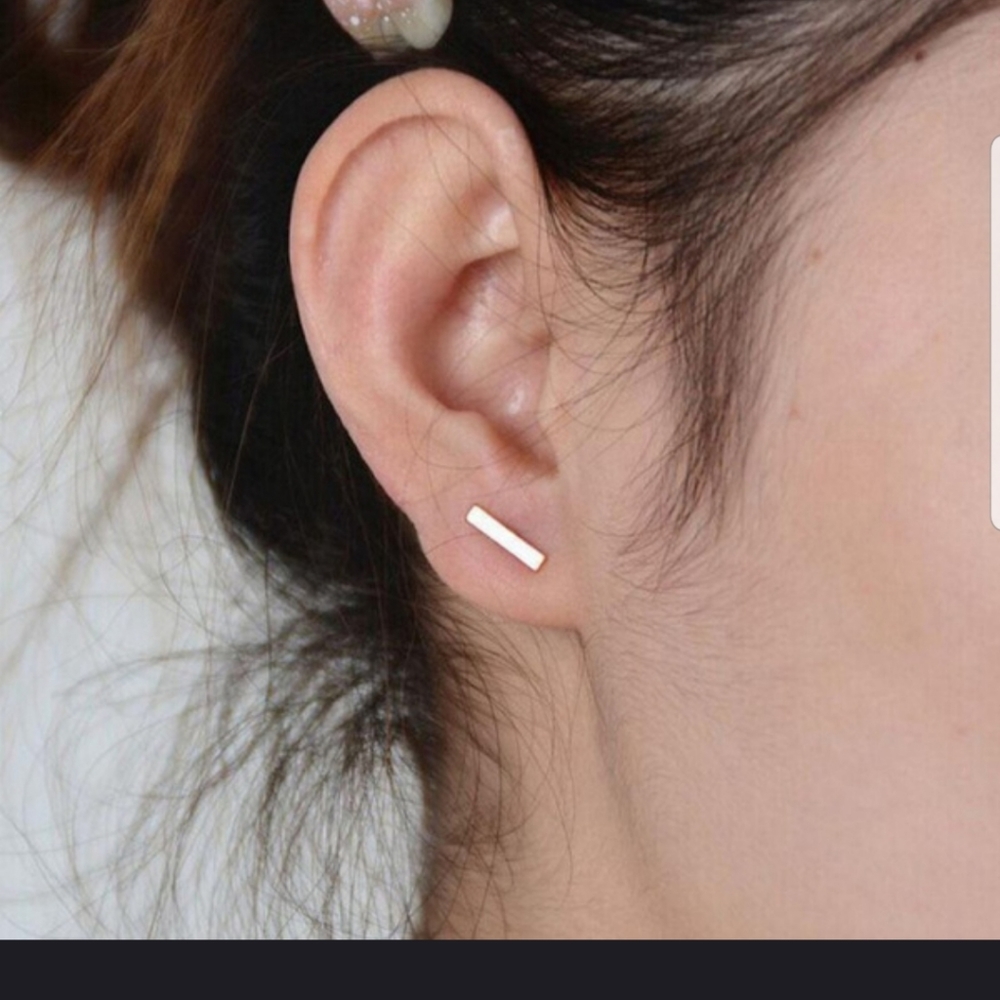 Adorable Dainty SILVER plated Bar earrings - Picture 2 of 8